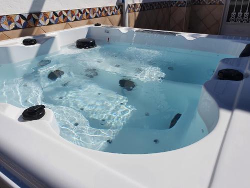 bañera con agua azul en Rico Apartaments Animas, en Nerja