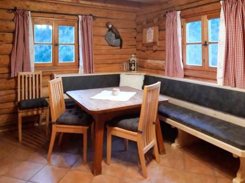 een houten eetkamer met een tafel en stoelen bij Chalet Sturmbachhütte - UTD110 by Interhome in Uttendorf