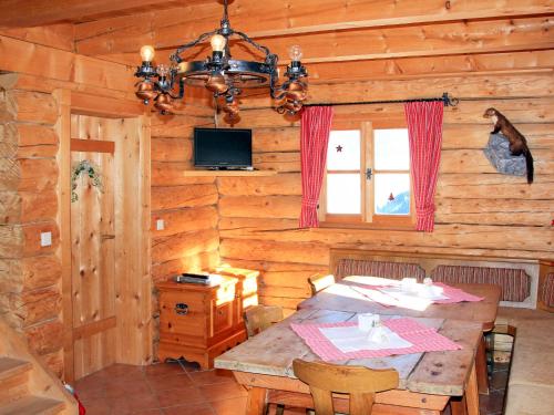 Televízia a/alebo spoločenská miestnosť v ubytovaní Chalet Sturmbachhütte - UTD110 by Interhome