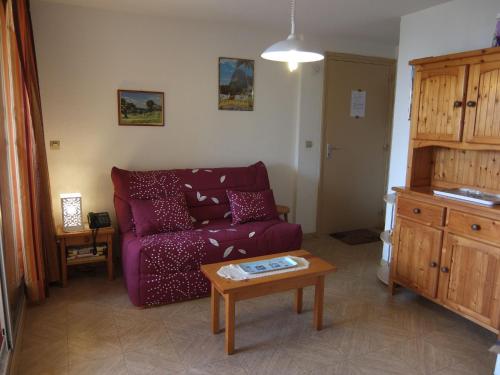 sala de estar con sofá púrpura y mesa en Apartment Les Mas de La Mer-7 by Interhome en Saint Cyprien Plage