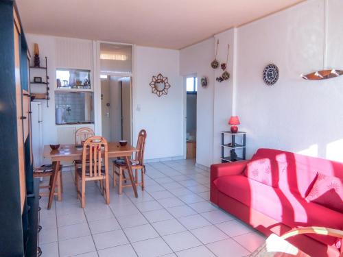 un salon avec un canapé rouge et une table dans l'établissement Apartment Les Albères by Interhome, à Saint Cyprien Plage