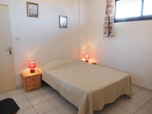 - une chambre avec un lit et deux lampes sur les tables dans l'établissement Apartment Les Albères by Interhome, à Saint Cyprien Plage