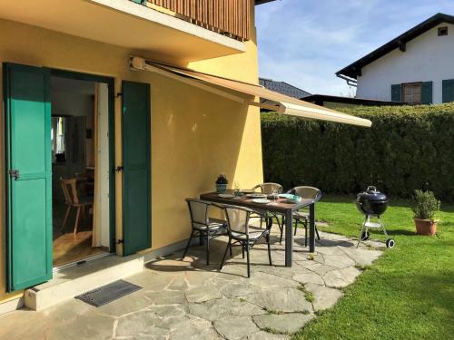 フィーバーブルンにあるHoliday Home Friedenau - FIB210の家の隣のパティオ(テーブル、椅子付)