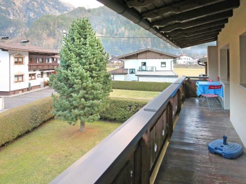 einen Blick vom Balkon eines Hauses mit einem Baum in der Unterkunft Apartment Max - HBN160 by Interhome in Winkle