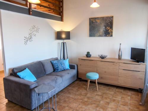 un soggiorno con divano e TV di Apartment Marina Village-2 by Interhome a Saint-Cyprien-Plage