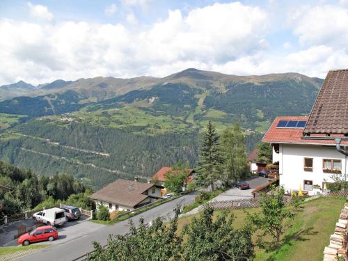 フェンデルスにあるApartment Alpenherz - PTZ430 by Interhomeの山を背景にした村の風景