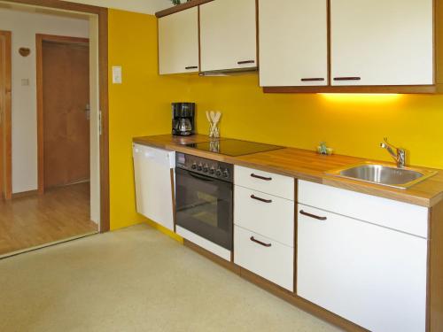 Kuchyň nebo kuchyňský kout v ubytování Holiday Home Lux by Interhome