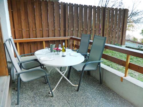 オヴロナにあるApartment Domino B by Interhomeの白いテーブルと椅子(フェンス付きバルコニー)
