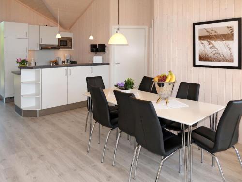 eine Küche und ein Esszimmer mit einem Tisch und Stühlen in der Unterkunft Holiday Home Holiday Vital Resort - GBE122 by Interhome in Großenbrode