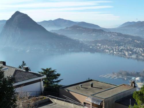 - une vue sur une étendue d'eau avec une montagne dans l'établissement Apartment Superpanorama II by Interhome, à Viganello