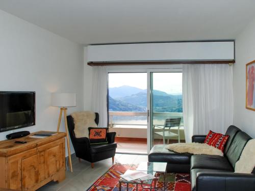 - un salon avec un canapé et une télévision dans l'établissement Apartment Superpanorama II by Interhome, à Viganello