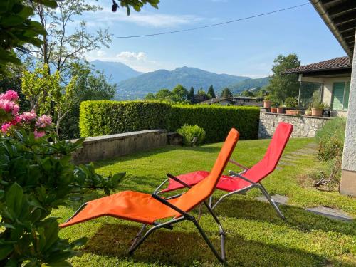 due sedie sedute nell'erba in un cortile di Holiday Home Cityview Lugano - Casa Carlo by Interhome a Cadro
