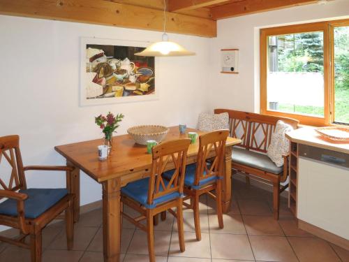 サシュラングにあるHoliday Home Chalet Walchsee by Interhomeのキッチン、ダイニングルーム(木製のテーブルと椅子付)