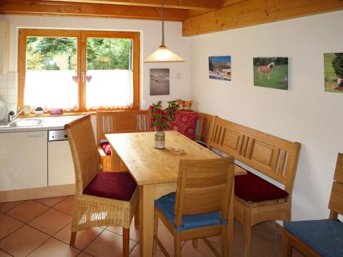 サシュラングにあるHoliday Home Chalet Chiemsee by Interhomeのキッチン(木製ダイニングルーム、テーブル、椅子付)