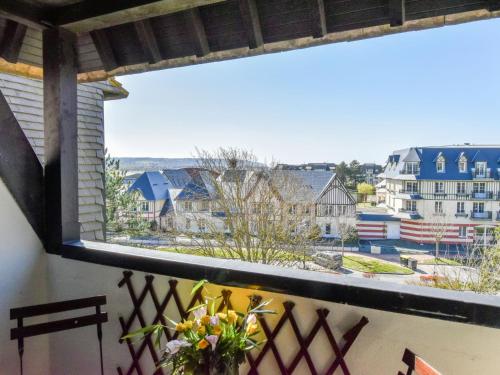 una vista desde la ventana de una ciudad en Apartment Le Garden Fleuri by Interhome, en Blonville-sur-Mer