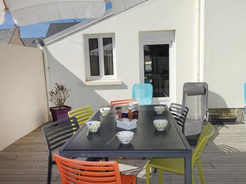 - une table et des chaises noires sur la terrasse dans l'établissement Holiday Home Sables Blancs by Interhome, à Plobannalec-Lesconil