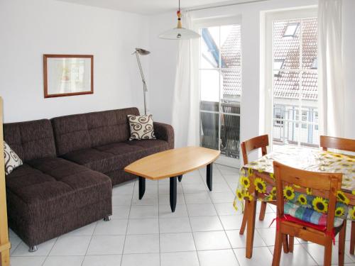 - un salon avec un canapé et une table dans l'établissement Apartment Gartenstraße-2 by Interhome, à Karlshagen