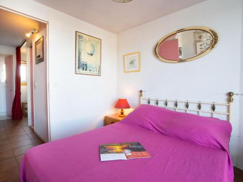 - une chambre avec un lit rose et un miroir dans l'établissement Holiday Home Port Nautile-1 by Interhome, au Grau-du-Roi