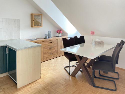 ツィノヴィッツにあるApartment Haus am Wald by Interhomeのキッチン(テーブル、椅子付)