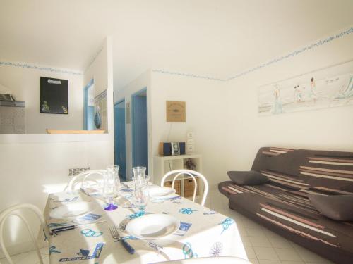 une salle à manger avec une table et un canapé dans l'établissement Studio Ulysse Plage-12 by Interhome, à La Grande Motte
