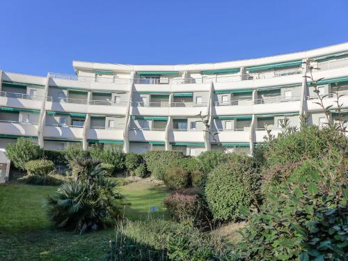 um edifício de apartamentos com um jardim em frente em Apartment Jamaïc by Interhome em La Grande-Motte