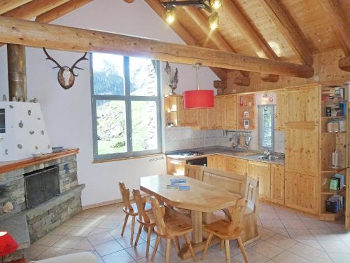 cocina con mesa y sillas en una habitación en Chalet Rustico Orino by Interhome en Alpe di Scieru