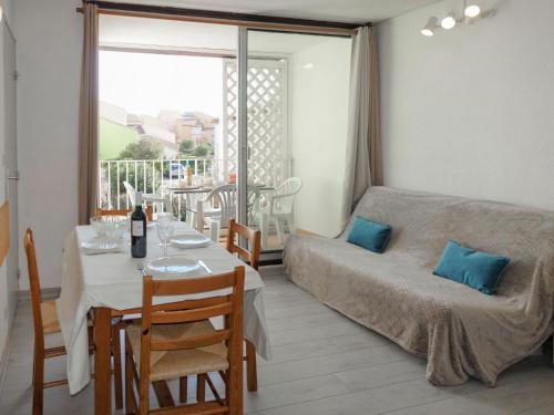 - un salon avec un lit, une table, un lit et une fenêtre dans l'établissement Apartment Les Balcons de la Méditerranée-16 by Interhome, à Narbonne-Plage