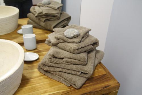 une pile de serviettes assises sur une table en bois dans l'établissement Chambres d'hôtes Souffle Nature, à Montenois
