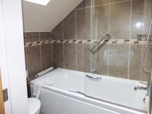 bagno con vasca e servizi igienici di Bluebird Loft a Coniston