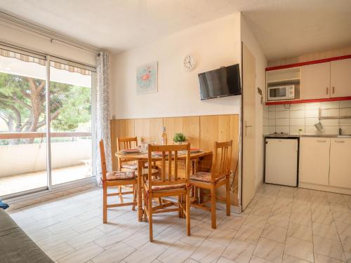 une cuisine et une salle à manger avec une table et des chaises dans l'établissement Apartment Les Cyprianes-3 by Interhome, à La Grande Motte