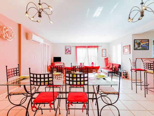 una sala da pranzo e un soggiorno con tavolo e sedie. di Villa l'Occitane by Interhome ad Agde