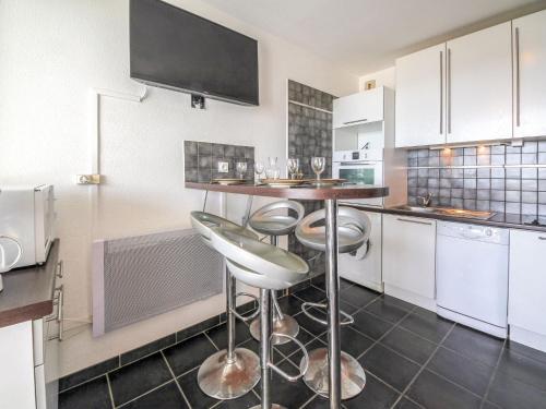 Apartment Le Beaupré-9 by Interhomeにあるキッチンまたは簡易キッチン