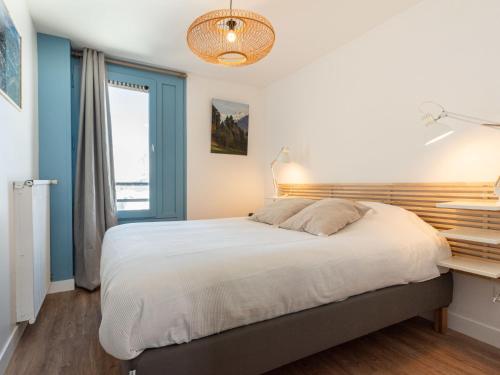 une chambre avec un grand lit et une fenêtre dans l'établissement Apartment Le Curling A - Val Claret-9 by Interhome, à Tignes