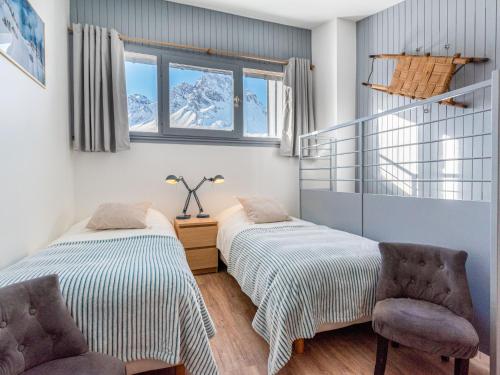 ティーニュにあるApartment Le Curling A-9 by Interhomeのベッド2台 雪に覆われた山々の景色を望む部屋