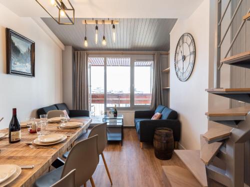 une salle à manger et un salon avec une table et des chaises dans l'établissement Apartment Le Curling A - Val Claret-9 by Interhome, à Tignes