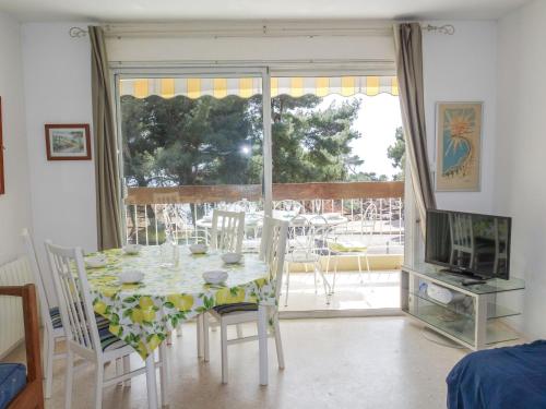 une salle à manger avec une table et des chaises et une fenêtre dans l'établissement Apartment La Calanque d'Or by Interhome, à Bandol