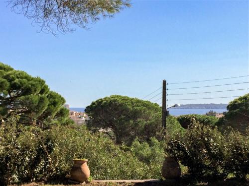 - une vue sur l'océan depuis une colline arborée dans l'établissement Holiday Home Josalie by Interhome, à Sainte-Maxime