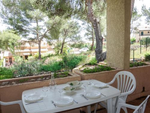 une table blanche avec des verres et des assiettes dessus dans l'établissement Apartment Super Ile Rousse by Interhome, à Bandol