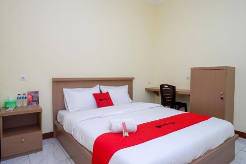 En eller flere senge i et værelse på RedDoorz near Tugu Muda Semarang