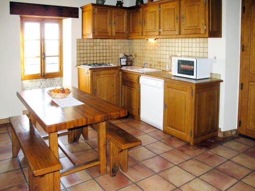 Kuchyň nebo kuchyňský kout v ubytování Holiday Home Cuzac - LMU400 by Interhome