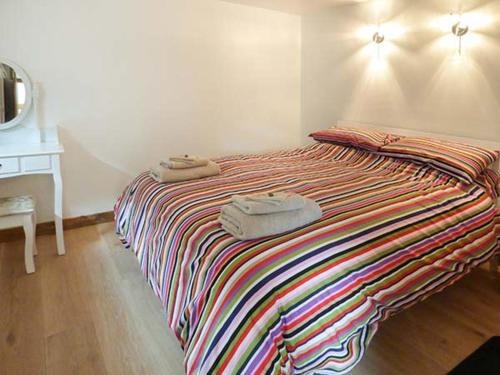 uma cama com toalhas por cima num quarto em Town End Barn em Bradwell