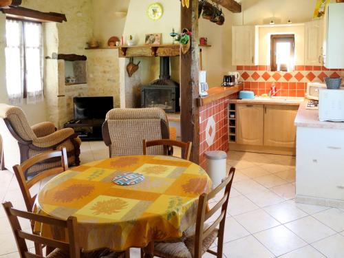 ラルバンクにあるHoliday Home La Bergerie - LBQ400 by Interhomeのキッチン(テーブル、椅子、コンロ付)
