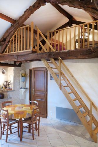 - un escalier en bois dans un salon avec une table dans l'établissement Holiday Home La Bergerie by Interhome, à Lalbenque