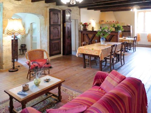 un salon avec un canapé et une table dans l'établissement Holiday Home Le Mas de Serre by Interhome, à Nuzéjouls