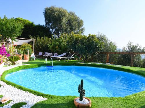 einen Pool im Garten mit Kaktus in der Unterkunft Holiday Home Fontanarosa by Interhome in SantʼAgata sui Due Golfi