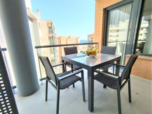 d'une table à manger et de chaises sur un balcon. dans l'établissement Apartment Tamarindo-1 by Interhome, à La Cala de Finestra