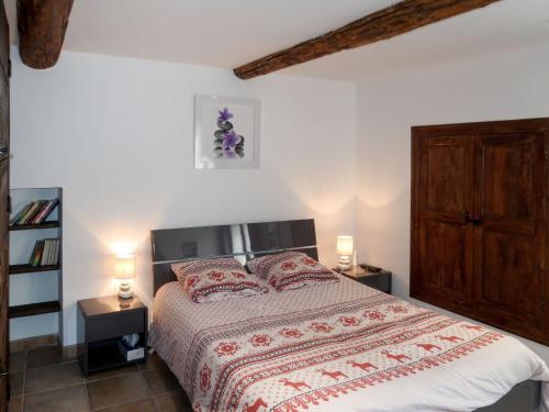 une chambre avec un lit avec deux tables de nuit et deux lampes dans l'établissement Holiday Home Maison de Village Serena by Interhome, à Limans