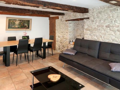 un salon avec un canapé et une table dans l'établissement Holiday Home Maison de Village Serena by Interhome, à Limans