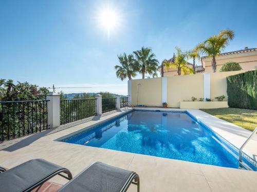 una piscina en el patio trasero de una casa en Holiday Home Villa Unica by Interhome, en Fuengirola