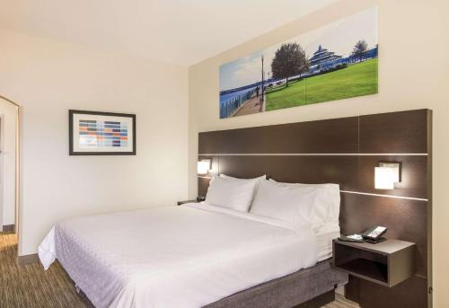 Katil atau katil-katil dalam bilik di Clarion Pointe New Bern